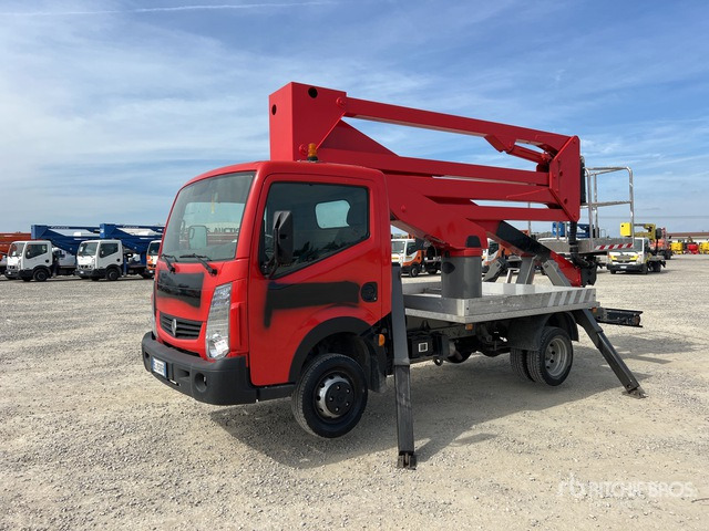 2011 Renault Maxity 2011 Socage DA320 20 m on Bucket Truck - Vrachtwagen hoogwerker: afbeelding 1 2011 Renault Maxity 2011 Socage DA320 20 m on Bucket Truck - Vrachtwagen hoogwerker: afbeelding 1