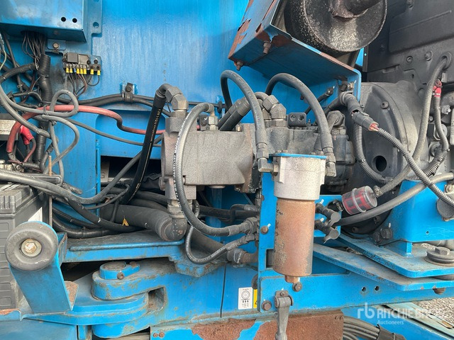 2010 Genie Z135/70 4WD Diesel Articulating Boom Lift - Knikarmhoogwerker: afbeelding 2 2010 Genie Z135/70 4WD Diesel Articulating Boom Lift - Knikarmhoogwerker: afbeelding 2