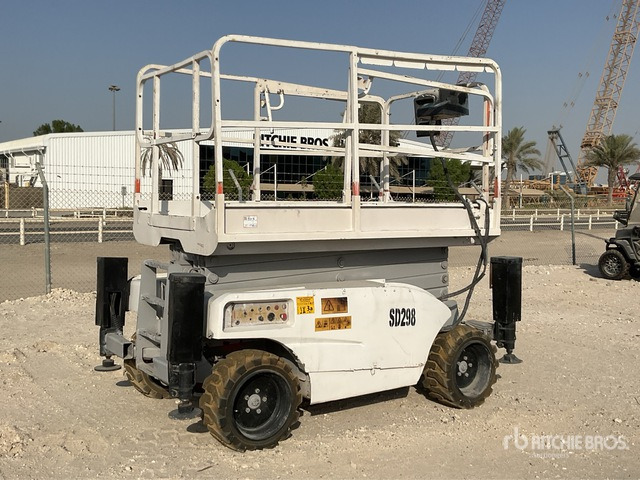 2004 Haulotte Compact 12DX 4x4 Diesel Scissor Lift - Schaarlift: afbeelding 2 2004 Haulotte Compact 12DX 4x4 Diesel Scissor Lift - Schaarlift: afbeelding 2