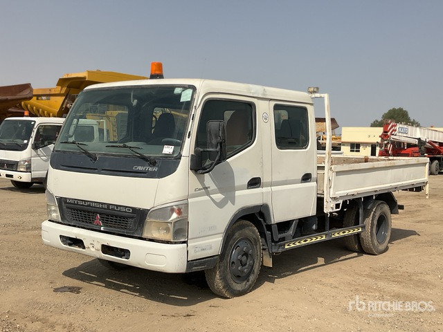 2010 Mitsubishi Canter 4x2 Crew Cab Flatbed Truck - Vrachtwagen met open laadbak: afbeelding 1 2010 Mitsubishi Canter 4x2 Crew Cab Flatbed Truck - Vrachtwagen met open laadbak: afbeelding 1