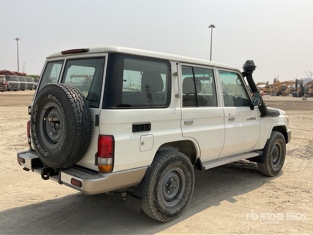 2011 Toyota Land Cruiser LX 76R 4x4 SUV - SUV: afbeelding 4 2011 Toyota Land Cruiser LX 76R 4x4 SUV - SUV: afbeelding 4