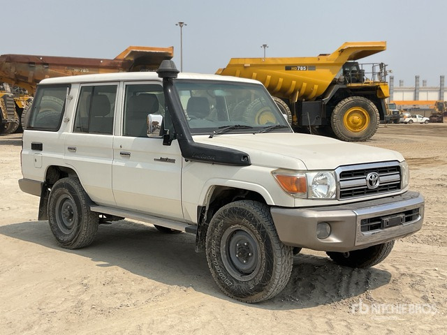 2011 Toyota Land Cruiser LX 76R 4x4 SUV - SUV: afbeelding 2 2011 Toyota Land Cruiser LX 76R 4x4 SUV - SUV: afbeelding 2