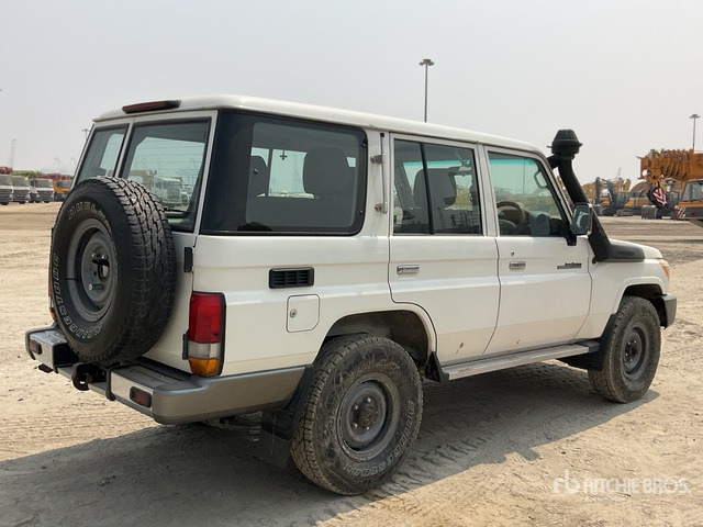 2011 Toyota Land Cruiser LX 76R 4x4 SUV - SUV: afbeelding 4 2011 Toyota Land Cruiser LX 76R 4x4 SUV - SUV: afbeelding 4
