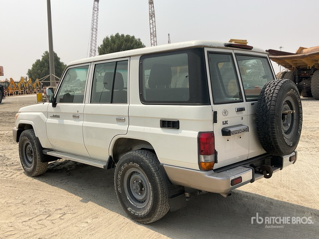 2011 Toyota Land Cruiser LX 76R 4x4 SUV - SUV: afbeelding 4 2011 Toyota Land Cruiser LX 76R 4x4 SUV - SUV: afbeelding 4