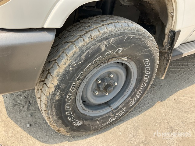 2011 Toyota Land Cruiser LX 76R 4x4 SUV - SUV: afbeelding 5 2011 Toyota Land Cruiser LX 76R 4x4 SUV - SUV: afbeelding 5