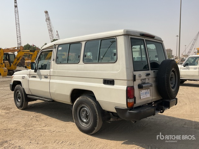 2013 Toyota Land Cruiser 78L 4x4 SUV - SUV: afbeelding 4 2013 Toyota Land Cruiser 78L 4x4 SUV - SUV: afbeelding 4