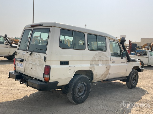 2014 Toyota Land Cruiser 78L 4x4 SUV - SUV: afbeelding 3 2014 Toyota Land Cruiser 78L 4x4 SUV - SUV: afbeelding 3