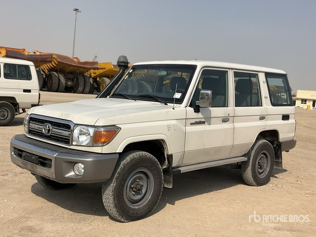 2014 Toyota Land Cruiser LX 76L 4x4 SUV - SUV: afbeelding 2 2014 Toyota Land Cruiser LX 76L 4x4 SUV - SUV: afbeelding 2