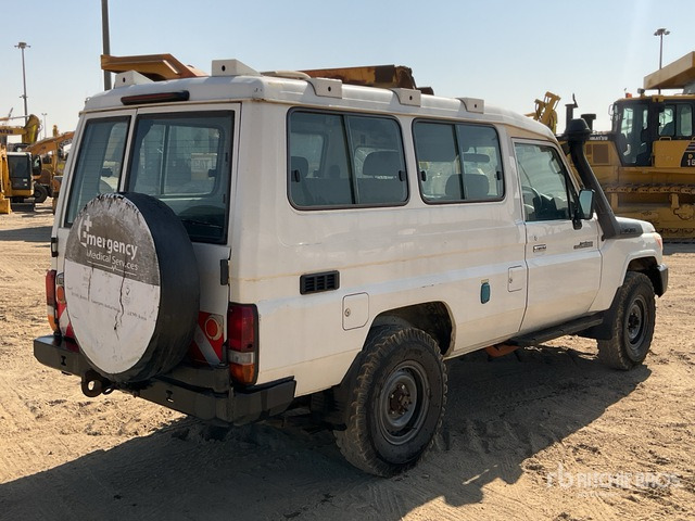 2016 Toyota Land Cruiser 78R 4x4 SUV - SUV: afbeelding 2 2016 Toyota Land Cruiser 78R 4x4 SUV - SUV: afbeelding 2