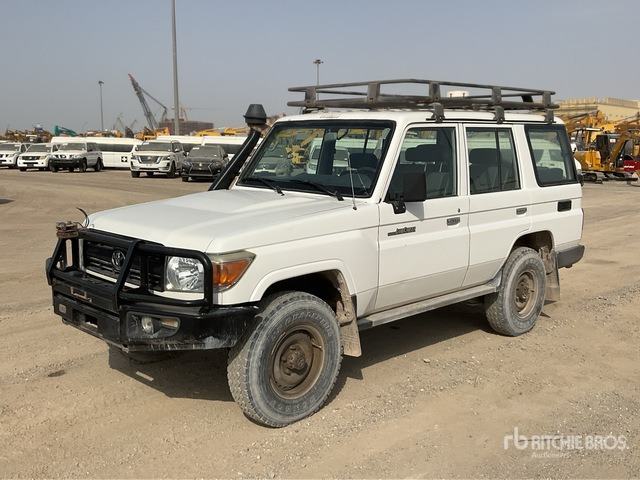 2018 Toyota Land Cruiser 76L 4x4 SUV - SUV: afbeelding 2 2018 Toyota Land Cruiser 76L 4x4 SUV - SUV: afbeelding 2