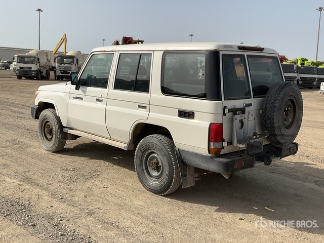 2018 Toyota Land Cruiser 76L 4x4 SUV - SUV: afbeelding 3 2018 Toyota Land Cruiser 76L 4x4 SUV - SUV: afbeelding 3