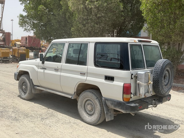 2018 Toyota Land Cruiser 76L 4x4 SUV - SUV: afbeelding 3 2018 Toyota Land Cruiser 76L 4x4 SUV - SUV: afbeelding 3