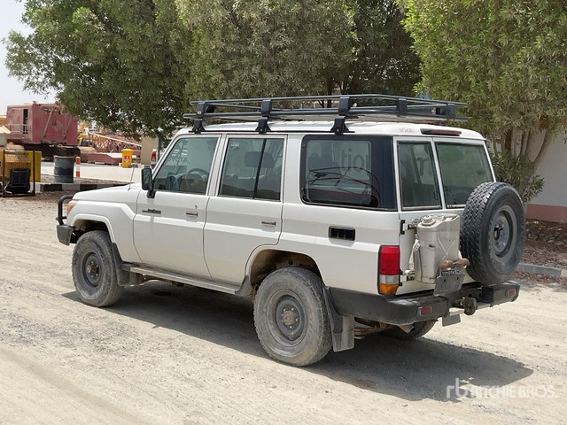 2018 Toyota Land Cruiser 76L 4x4 SUV - SUV: afbeelding 4 2018 Toyota Land Cruiser 76L 4x4 SUV - SUV: afbeelding 4