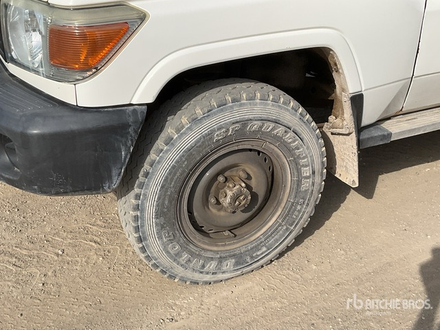 2018 Toyota Land Cruiser 76L 4x4 SUV - SUV: afbeelding 5 2018 Toyota Land Cruiser 76L 4x4 SUV - SUV: afbeelding 5