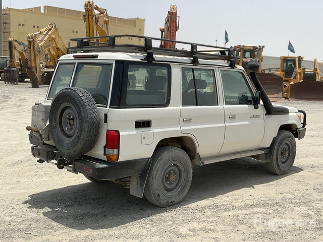 2018 Toyota Land Cruiser 76L 4x4 SUV - SUV: afbeelding 3 2018 Toyota Land Cruiser 76L 4x4 SUV - SUV: afbeelding 3