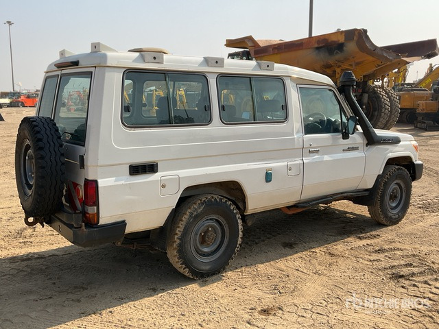 2018 Toyota Land Cruiser 78R 4x4 SUV - SUV: afbeelding 2 2018 Toyota Land Cruiser 78R 4x4 SUV - SUV: afbeelding 2