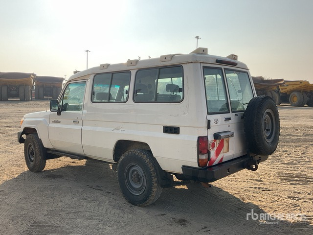 2018 Toyota Land Cruiser 78R 4x4 SUV - SUV: afbeelding 3 2018 Toyota Land Cruiser 78R 4x4 SUV - SUV: afbeelding 3