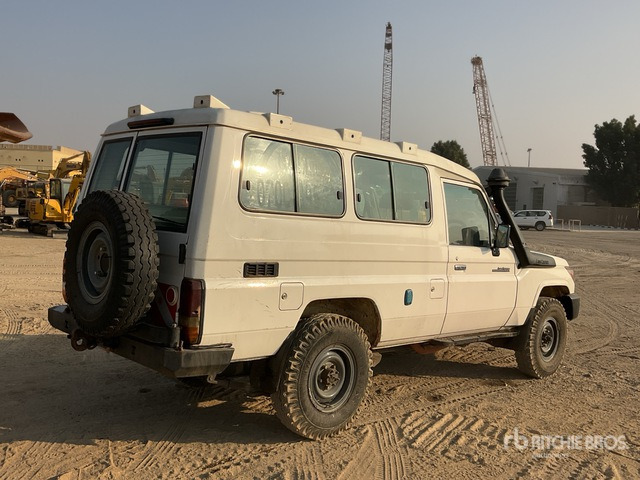 2018 Toyota Land Cruiser 78R 4x4 SUV - SUV: afbeelding 2 2018 Toyota Land Cruiser 78R 4x4 SUV - SUV: afbeelding 2