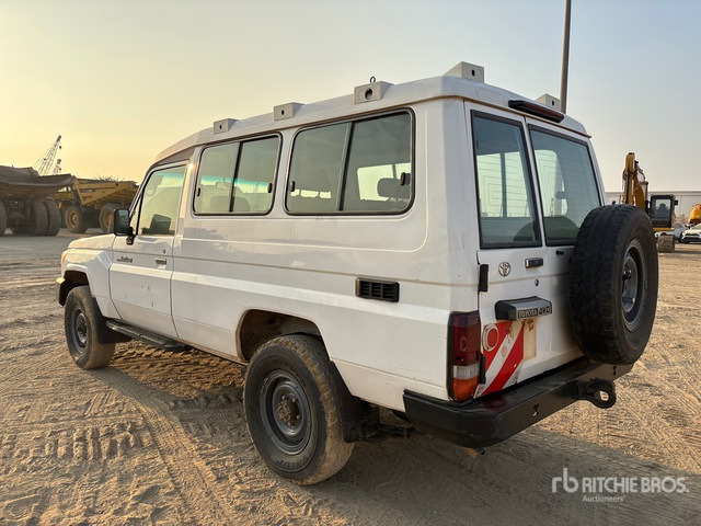 2018 Toyota Land Cruiser 78R 4x4 SUV - SUV: afbeelding 3 2018 Toyota Land Cruiser 78R 4x4 SUV - SUV: afbeelding 3