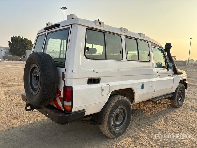 2018 Toyota Land Cruiser 78R 4x4 SUV - SUV: afbeelding 2 2018 Toyota Land Cruiser 78R 4x4 SUV - SUV: afbeelding 2