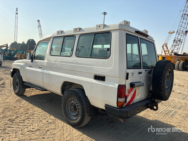 2018 Toyota Land Cruiser 78R 4x4 SUV - SUV: afbeelding 3 2018 Toyota Land Cruiser 78R 4x4 SUV - SUV: afbeelding 3