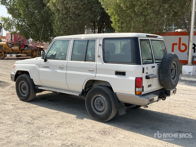 2018 Toyota Land Cruiser LX 76L 4x4 SUV - SUV: afbeelding 4 2018 Toyota Land Cruiser LX 76L 4x4 SUV - SUV: afbeelding 4