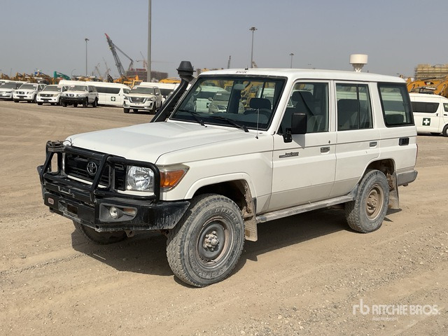 2019 Toyota Land Cruiser 76L 4x4 SUV - SUV: afbeelding 2 2019 Toyota Land Cruiser 76L 4x4 SUV - SUV: afbeelding 2