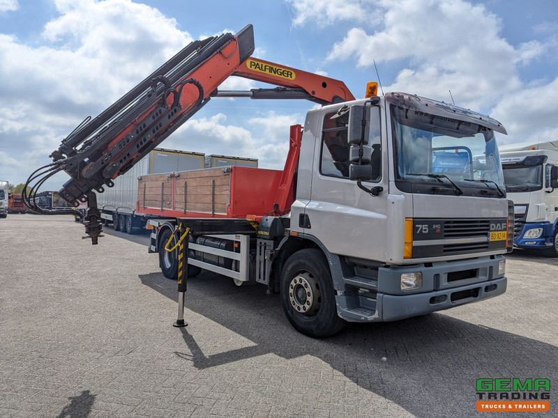 DAF 75.240 4x2 Dagcab Euro1 - Haakarm 14T + Palfinger PK11000 - Afstandsbediening - Haakarmsysteem vrachtwagen, Kraanwagen: afbeelding 4 DAF 75.240 4x2 Dagcab Euro1 - Haakarm 14T + Palfinger PK11000 - Afstandsbediening - Haakarmsysteem vrachtwagen, Kraanwagen: afbeelding 4