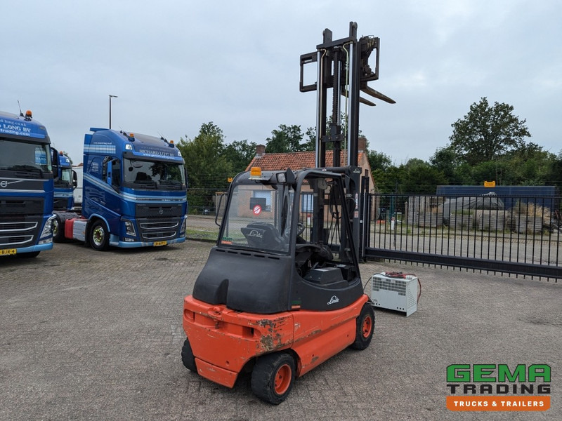 Linde E30 02 - 4058 uur - Duplex Mast - Volrubber Banden - Eurotron 80V-80A Oplader (M34) - Elektrische heftruck: afbeelding 3 Linde E30 02 - 4058 uur - Duplex Mast - Volrubber Banden - Eurotron 80V-80A Oplader (M34) - Elektrische heftruck: afbeelding 3