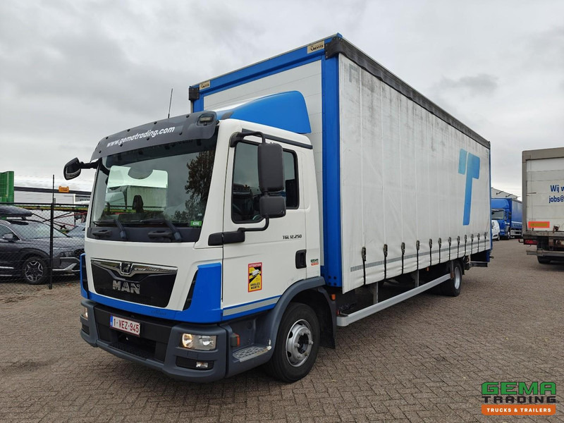 MAN TGL 12.250 4x2 Dagcab Euro6 - 12T - Schuifzeilenbak 7.7m + Laadklep 1500kg - 3 Zitplaatsen - 125.000km! - Schuifzeilen vrachtwagen: afbeelding 1 MAN TGL 12.250 4x2 Dagcab Euro6 - 12T - Schuifzeilenbak 7.7m + Laadklep 1500kg - 3 Zitplaatsen - 125.000km! - Schuifzeilen vrachtwagen: afbeelding 1