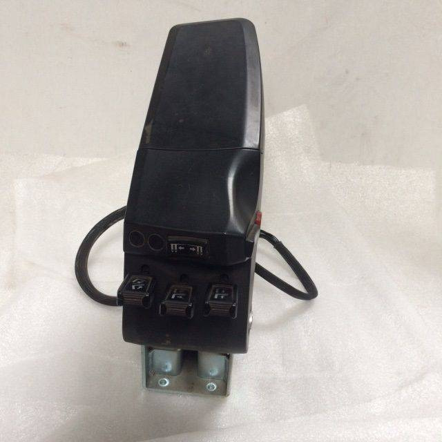 Armrest with many functions for Caterpillar - Elektrisch systeem voor Intern transport: afbeelding 2 Armrest with many functions for Caterpillar - Elektrisch systeem voor Intern transport: afbeelding 2