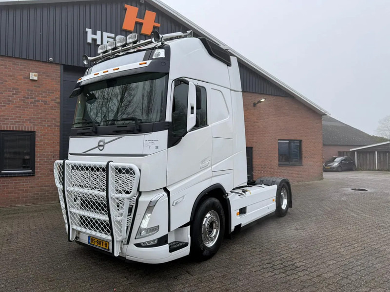 Volvo FH 500 4X2 Globetrotter XL Full Air Alcoa 2x tank PTO-Prep 390.253KM NL Truck - Top condition - Trekker: afbeelding 1 Volvo FH 500 4X2 Globetrotter XL Full Air Alcoa 2x tank PTO-Prep 390.253KM NL Truck - Top condition - Trekker: afbeelding 1