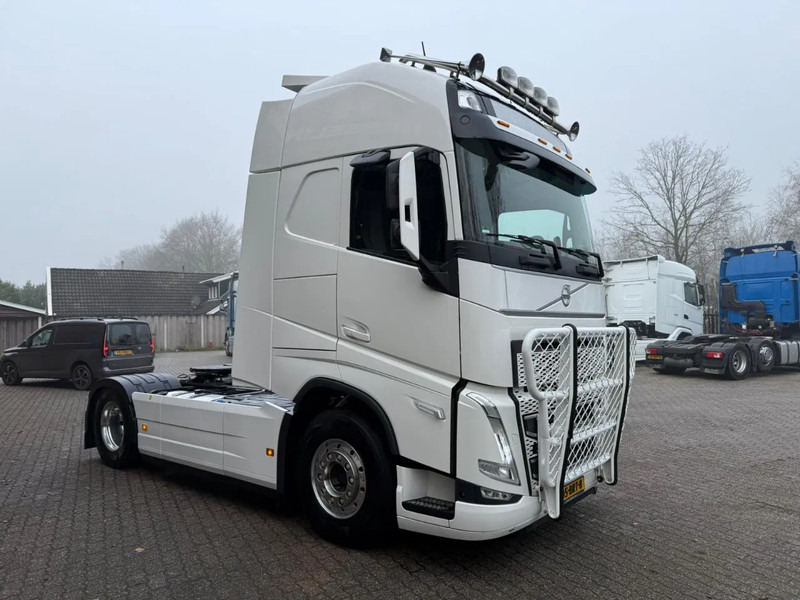 Volvo FH 500 4X2 Globetrotter XL Full Air Alcoa 2x tank PTO-Prep 390.253KM NL Truck - Top condition - Trekker: afbeelding 4 Volvo FH 500 4X2 Globetrotter XL Full Air Alcoa 2x tank PTO-Prep 390.253KM NL Truck - Top condition - Trekker: afbeelding 4