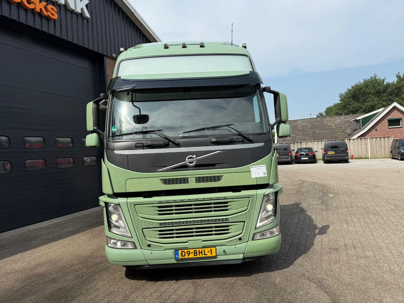 Volvo FM 370 Globetrotter XL Xenon Side skirts NL Truck - Trekker: afbeelding 3 Volvo FM 370 Globetrotter XL Xenon Side skirts NL Truck - Trekker: afbeelding 3