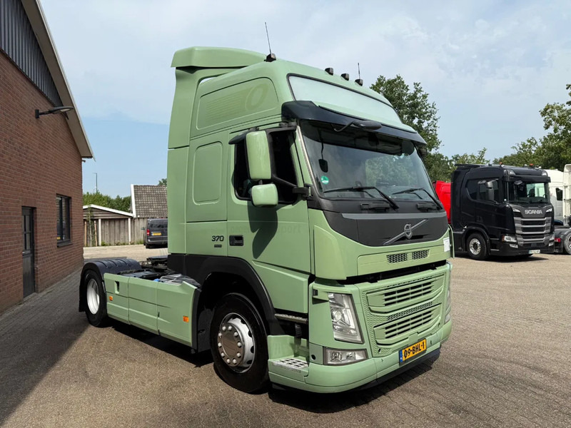 Volvo FM 370 Globetrotter XL Xenon Side skirts NL Truck - Trekker: afbeelding 2 Volvo FM 370 Globetrotter XL Xenon Side skirts NL Truck - Trekker: afbeelding 2