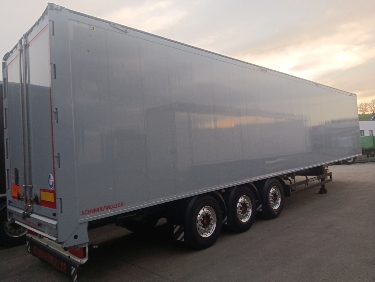 Schwarzmüller 3-Achs8mm VollALU -FULL OPTION 91m3 7450kg,ALCOA - Schuifvloer oplegger: afbeelding 3 Schwarzmüller 3-Achs8mm VollALU -FULL OPTION 91m3 7450kg,ALCOA - Schuifvloer oplegger: afbeelding 3