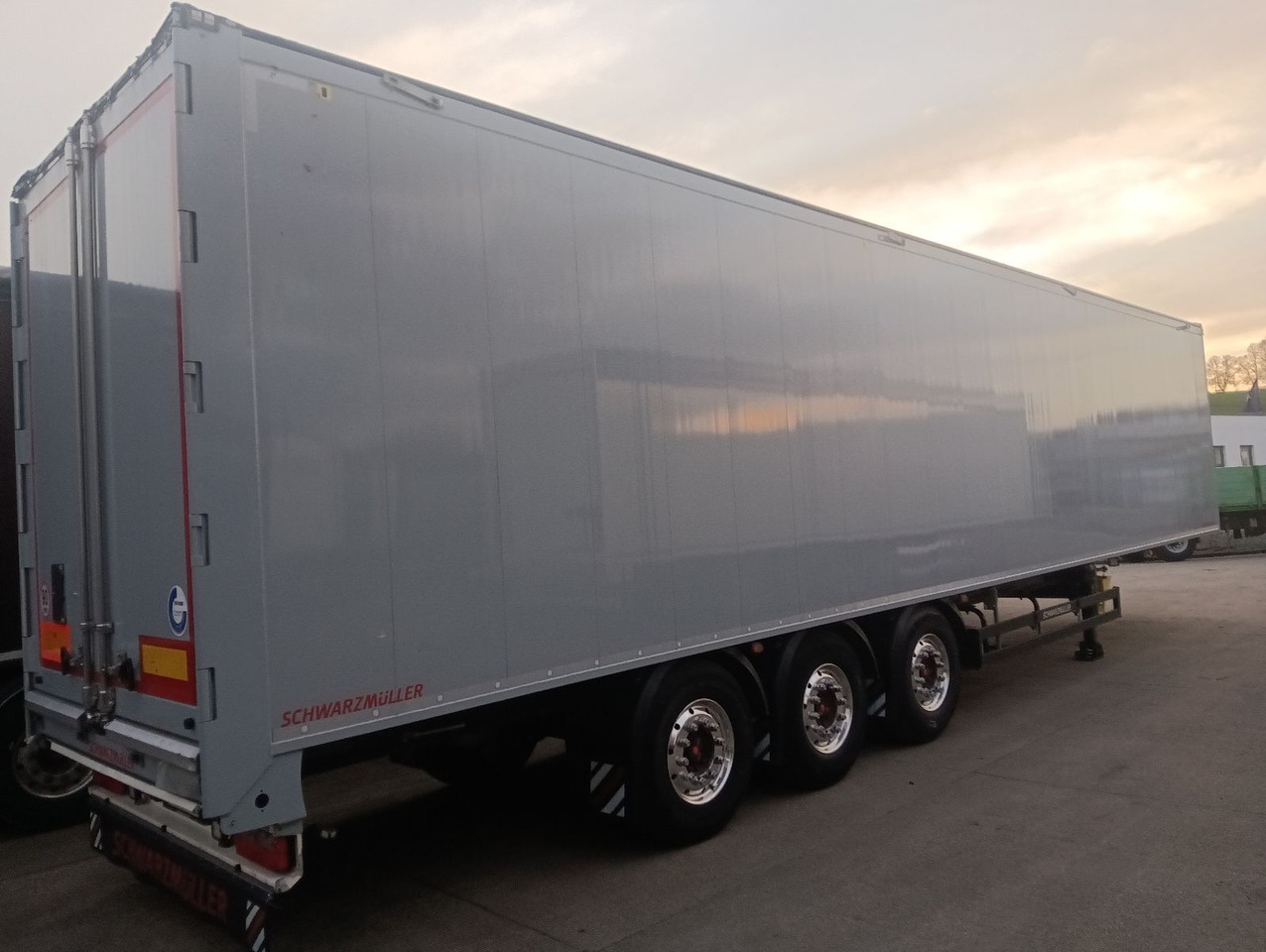 Schwarzmüller 3-Achs8mm VollALU -FULL OPTION 91m3 7450kg,ALCOA - Schuifvloer oplegger: afbeelding 1 Schwarzmüller 3-Achs8mm VollALU -FULL OPTION 91m3 7450kg,ALCOA - Schuifvloer oplegger: afbeelding 1