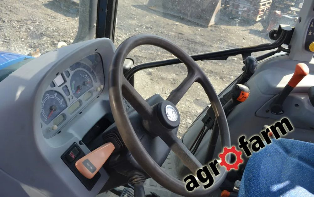 New Holland T5050 skrzynia silnik most obudowa piasta blok zawór - Versnellingsbak voor Landbouwmachine: afbeelding 4 New Holland T5050 skrzynia silnik most obudowa piasta blok zawór - Versnellingsbak voor Landbouwmachine: afbeelding 4