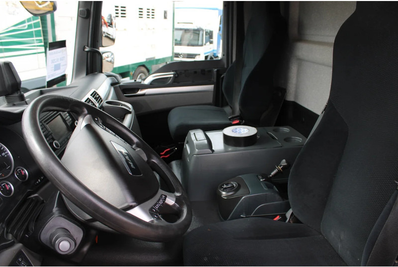 Interieur foto 1: Koelwagen vrachtwagen MAN TGM 18.250 + EURO 6 + CARRIER + LIFT