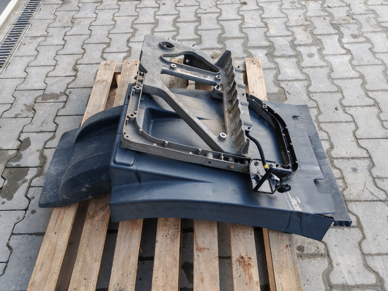 VOLVO FH FM FMX /FRONT AXLE LEFT MODGUARD / COMPLETE - Carrosserie en exterieur: afbeelding 4 VOLVO FH FM FMX /FRONT AXLE LEFT MODGUARD / COMPLETE - Carrosserie en exterieur: afbeelding 4