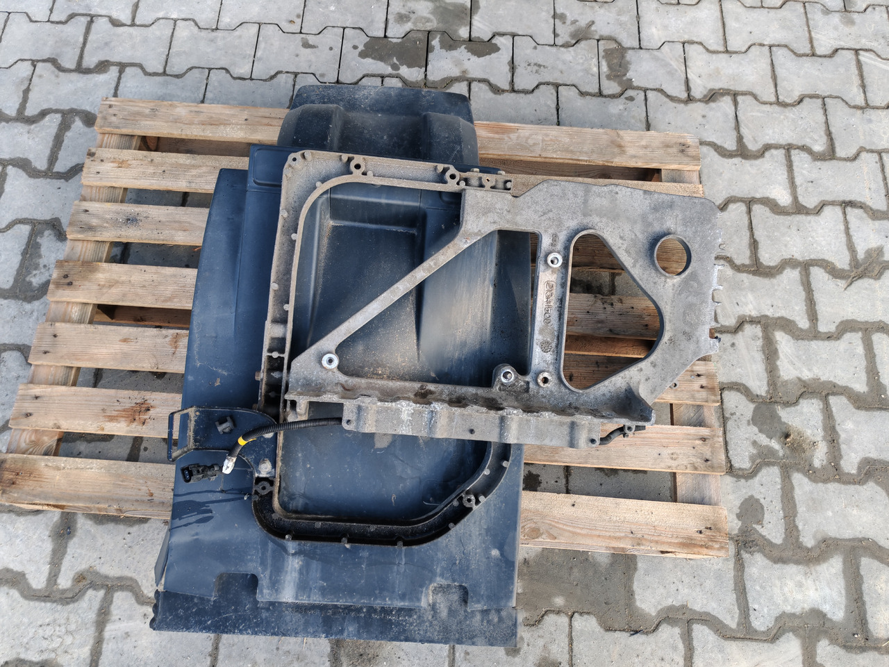 VOLVO FH FM FMX /FRONT AXLE LEFT MODGUARD / COMPLETE - Carrosserie en exterieur: afbeelding 2 VOLVO FH FM FMX /FRONT AXLE LEFT MODGUARD / COMPLETE - Carrosserie en exterieur: afbeelding 2