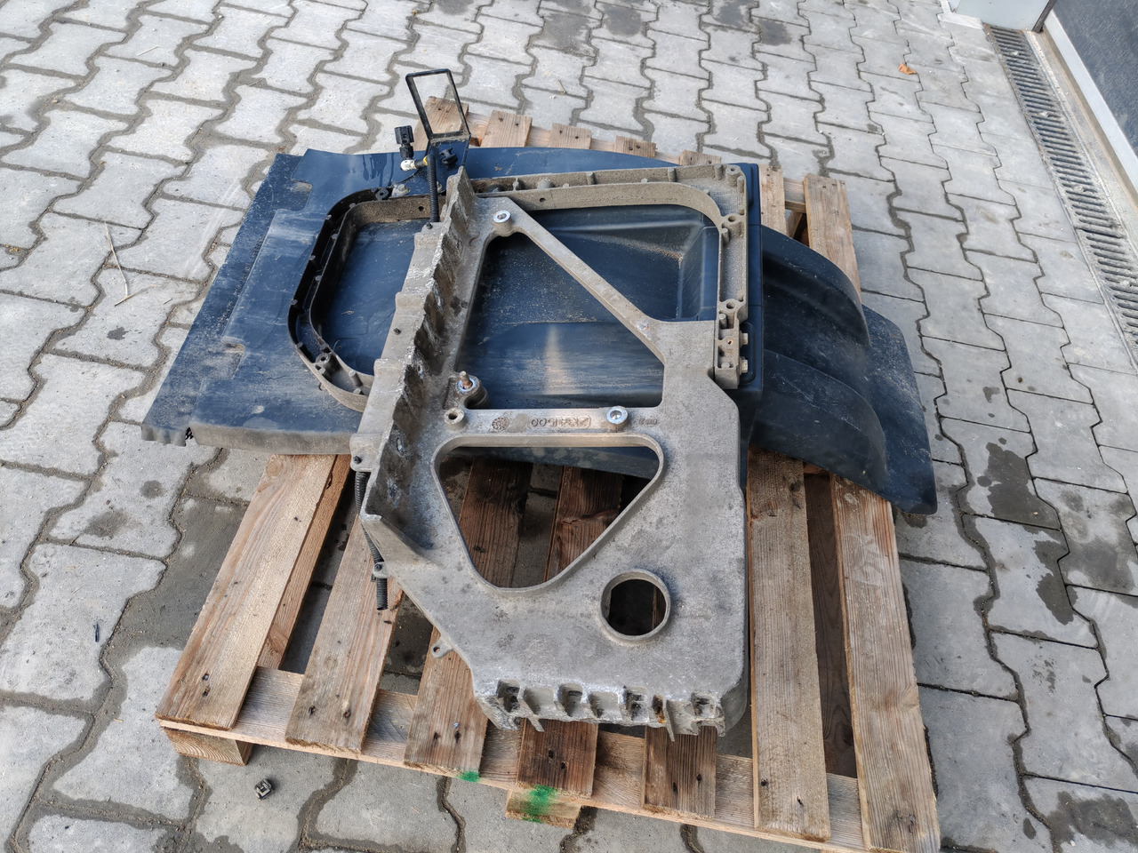 VOLVO FH FM FMX /FRONT AXLE LEFT MODGUARD / COMPLETE - Carrosserie en exterieur: afbeelding 3 VOLVO FH FM FMX /FRONT AXLE LEFT MODGUARD / COMPLETE - Carrosserie en exterieur: afbeelding 3