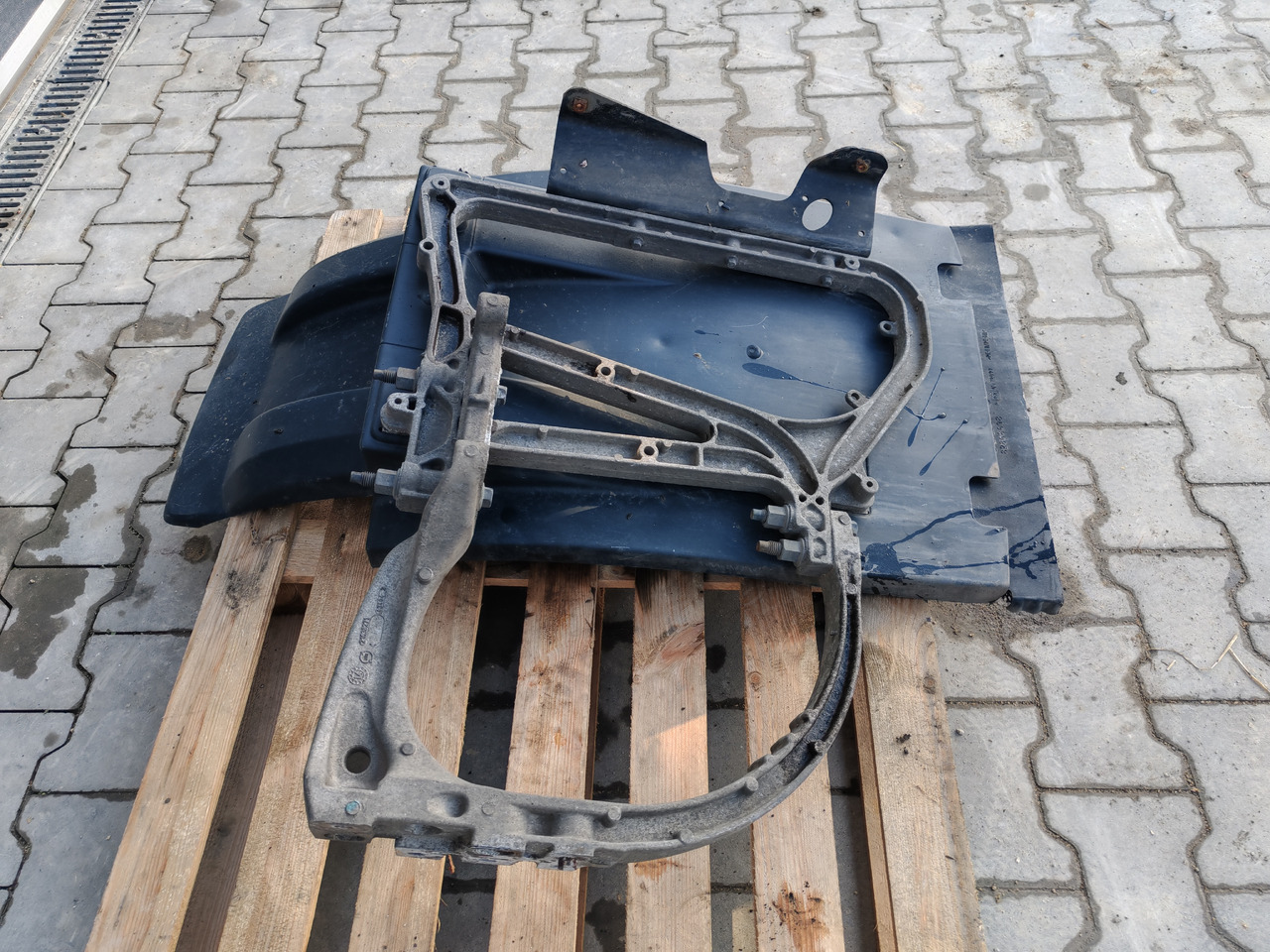 VOLVO FH FM FMX /FRONT AXLE RIGHT MODGUARD / COMPLETE - Carrosserie en exterieur: afbeelding 4 VOLVO FH FM FMX /FRONT AXLE RIGHT MODGUARD / COMPLETE - Carrosserie en exterieur: afbeelding 4