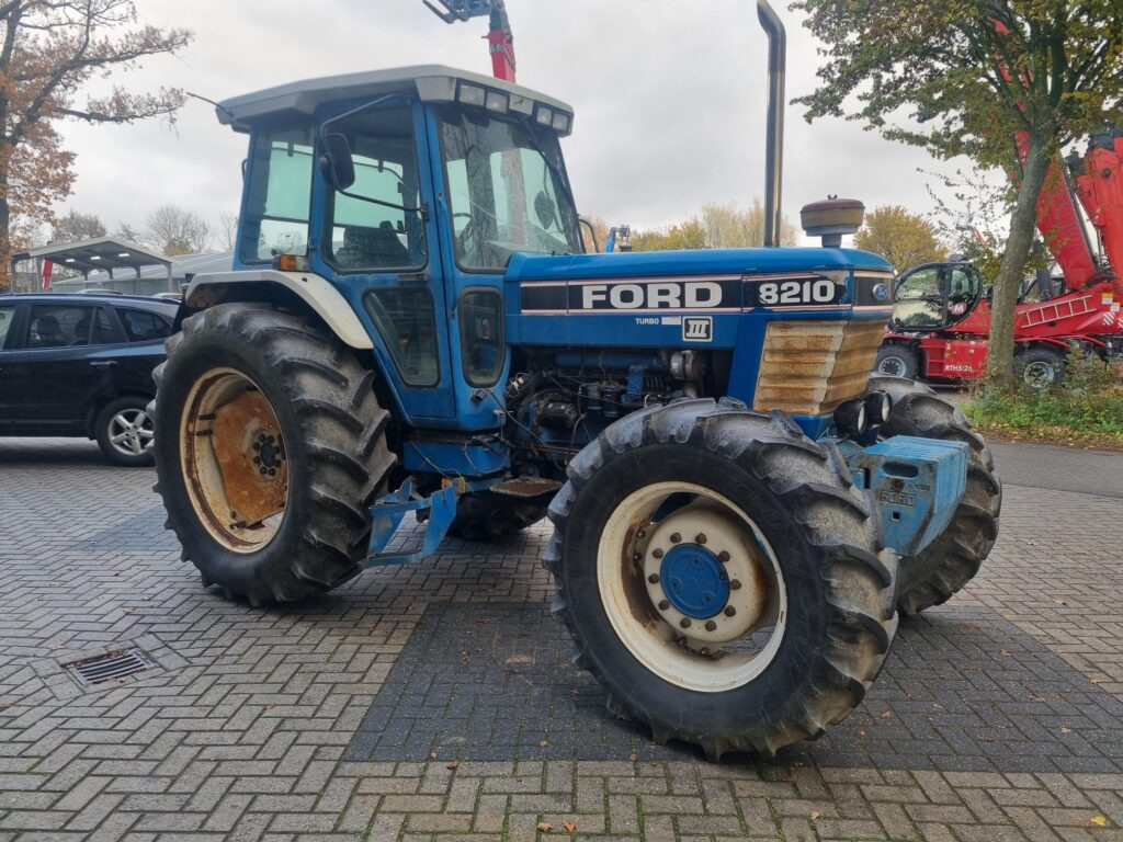 FORD 8210 - Tractor: afbeelding 4 FORD 8210 - Tractor: afbeelding 4