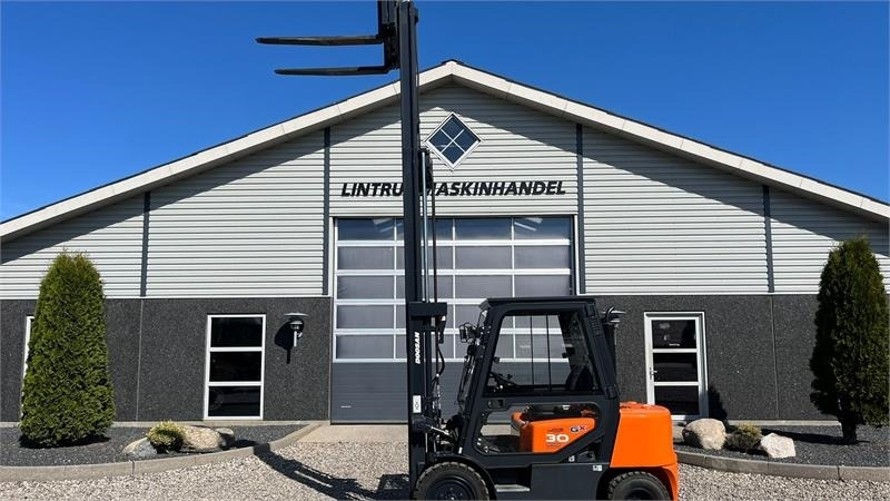 Doosan D30 G med kabine og KUN 57 TIMER FRA NY, MED TIME - Diesel heftruck: afbeelding 2 Doosan D30 G med kabine og KUN 57 TIMER FRA NY, MED TIME - Diesel heftruck: afbeelding 2