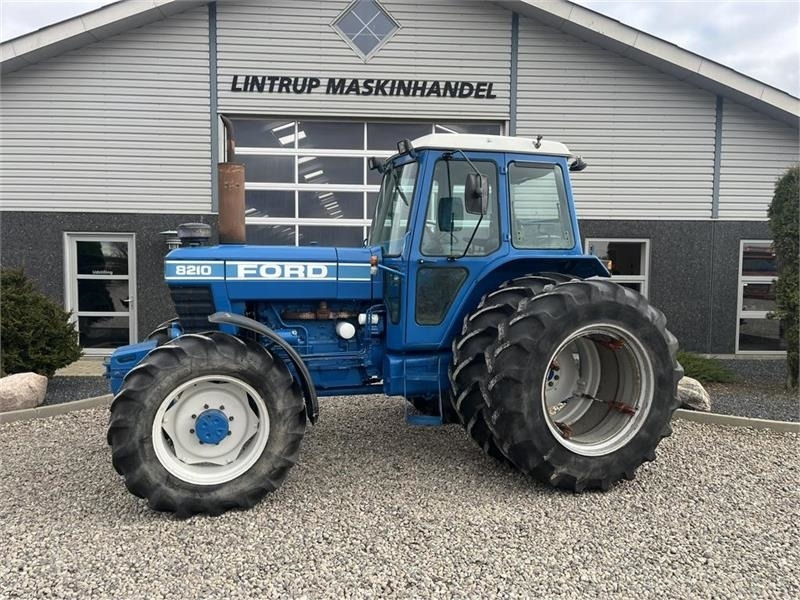 Ford 8210 En rigtig velholdt klassiker med tvillinghjul - Tractor: afbeelding 1 Ford 8210 En rigtig velholdt klassiker med tvillinghjul - Tractor: afbeelding 1