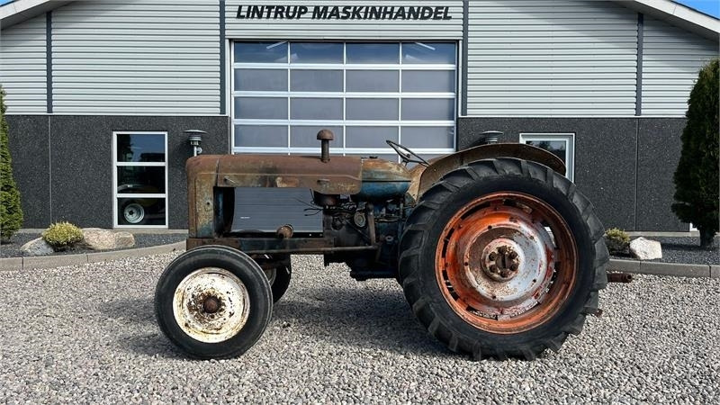 Fordson Major Motoren mangler, men mange god dele. - Tractor: afbeelding 1 Fordson Major Motoren mangler, men mange god dele. - Tractor: afbeelding 1