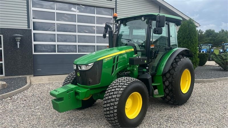 John Deere 5090 M Med græsdæk - Tractor: afbeelding 2 John Deere 5090 M Med græsdæk - Tractor: afbeelding 2