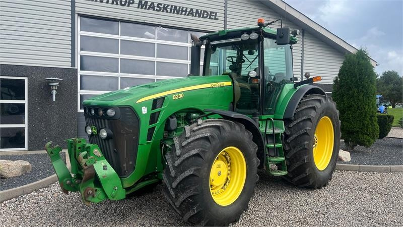 John Deere 8230 Med frontlift - Tractor: afbeelding 2 John Deere 8230 Med frontlift - Tractor: afbeelding 2