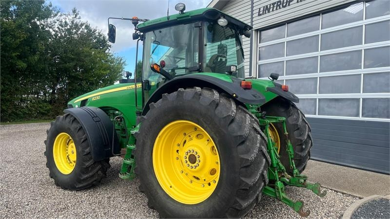 John Deere 8230 Med frontlift - Tractor: afbeelding 3 John Deere 8230 Med frontlift - Tractor: afbeelding 3